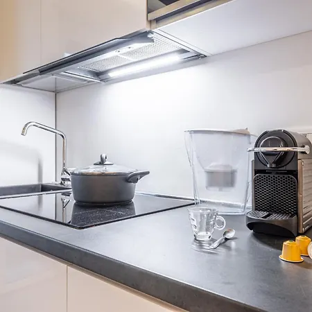 Cenisio Modern And Bright Urban Retreat Apartment