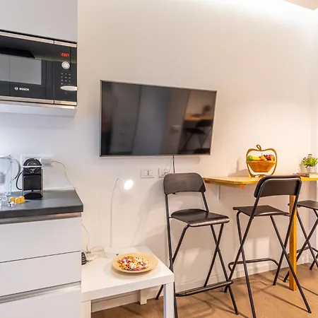 Cenisio Modern And Bright Urban Retreat *