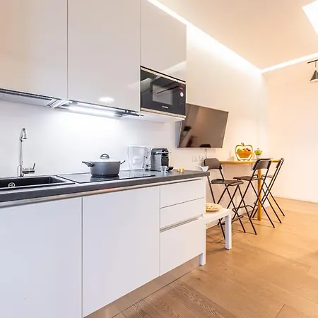 Cenisio Modern And Bright Urban Retreat *
